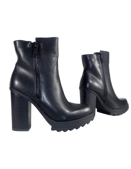 Bottes noires isolées sur un poteau pour la cheville - 3