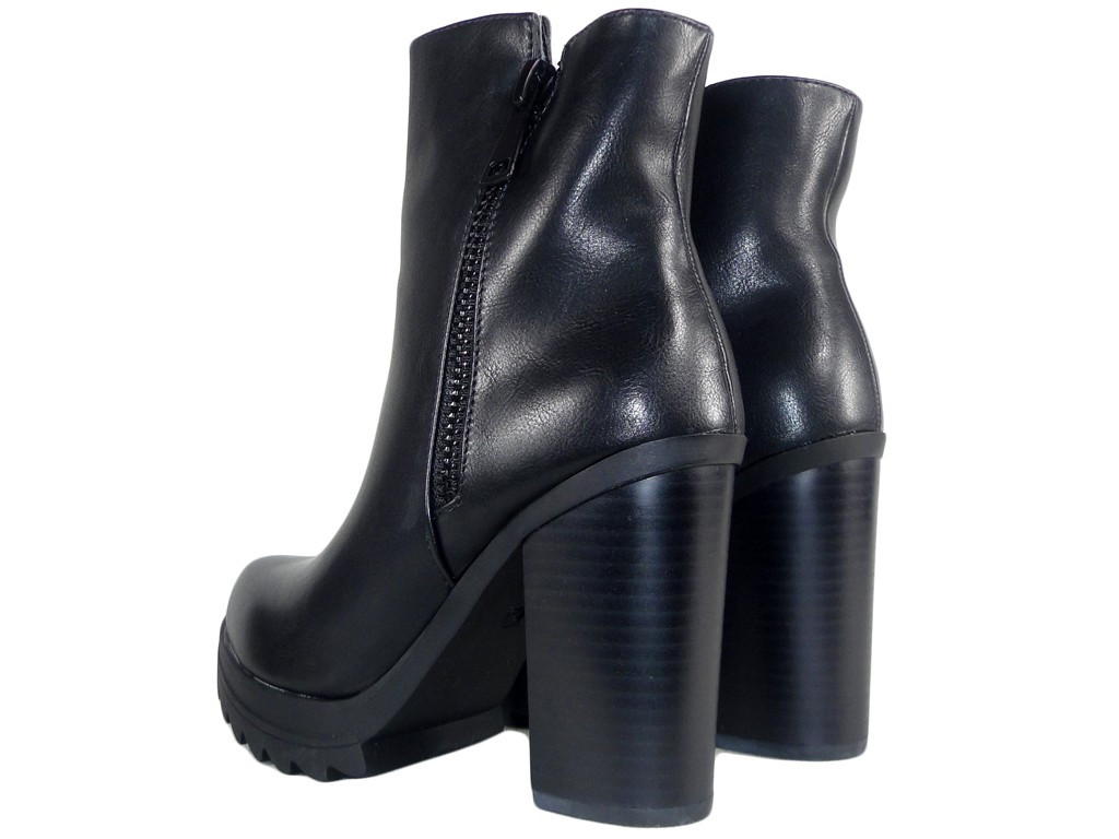 Black insulated boots on a pole for the ankle - 4