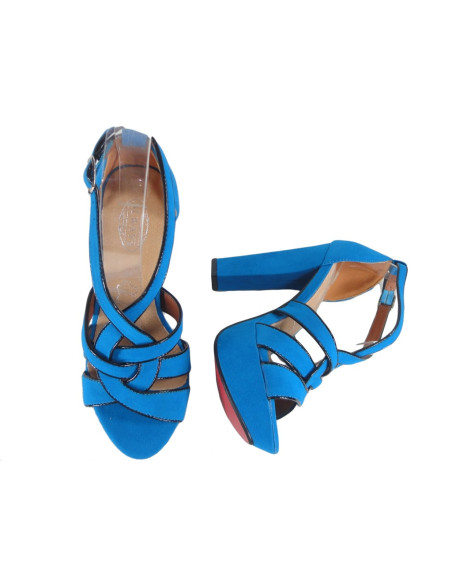 Kék szandál egy bokaszíjas oszlopon - 2