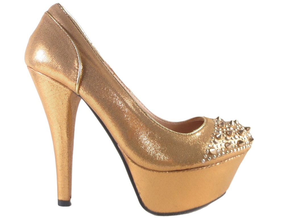 Chaussures sur une plate-forme avec des navettes dorées à pointes - 1