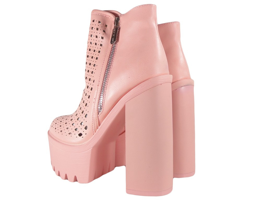 Des bottes roses ajourées, des chaussures pour femmes élégantes - 4