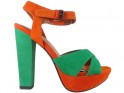 Grün-orange Sandalen auf einem Pfosten - 1