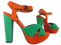Grün-orange Sandalen auf einem Pfosten - 3