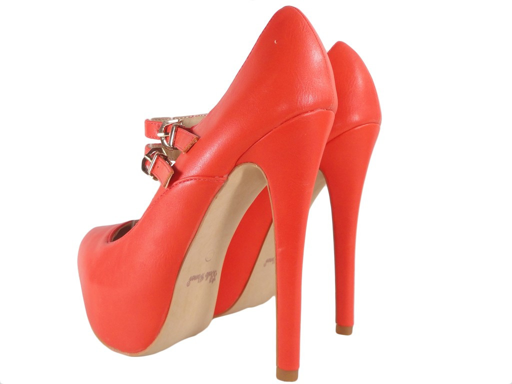 Des épingles orange sur les chaussures des dames de la plateforme - 4