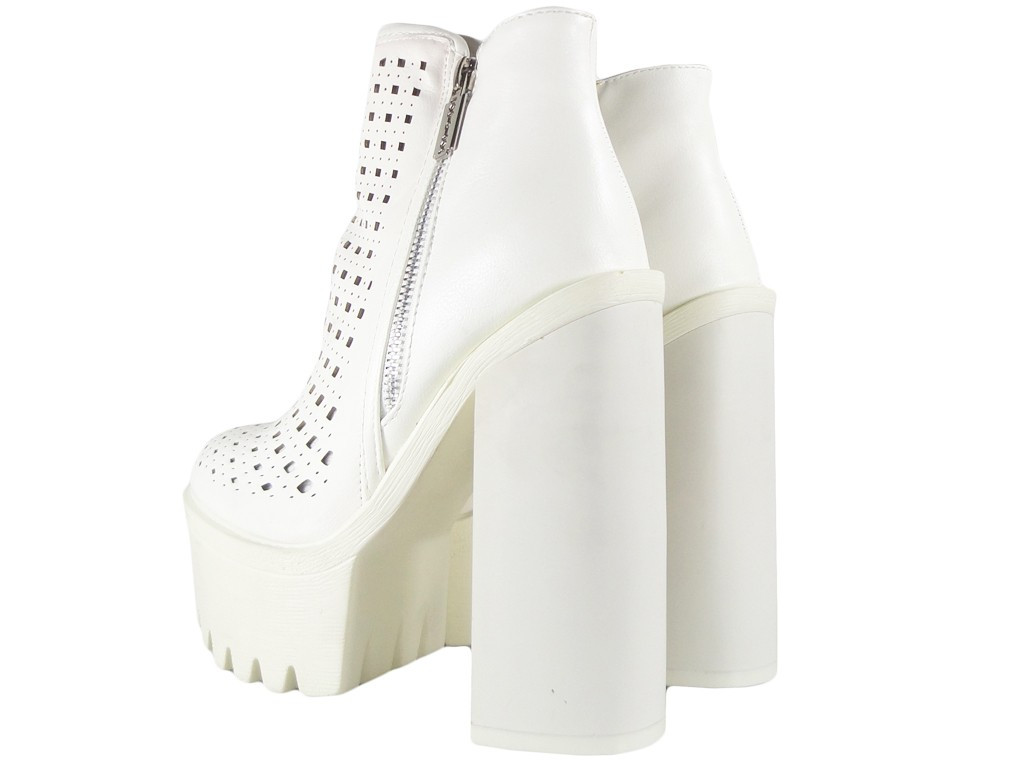 Stílusos fehér áttört csizma nőknek - 4