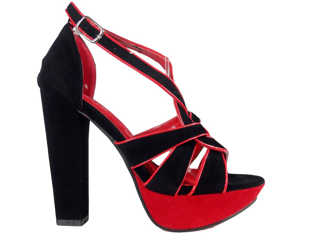 Sandales noires et rouges sur un poteau avec une ceinture - 1
