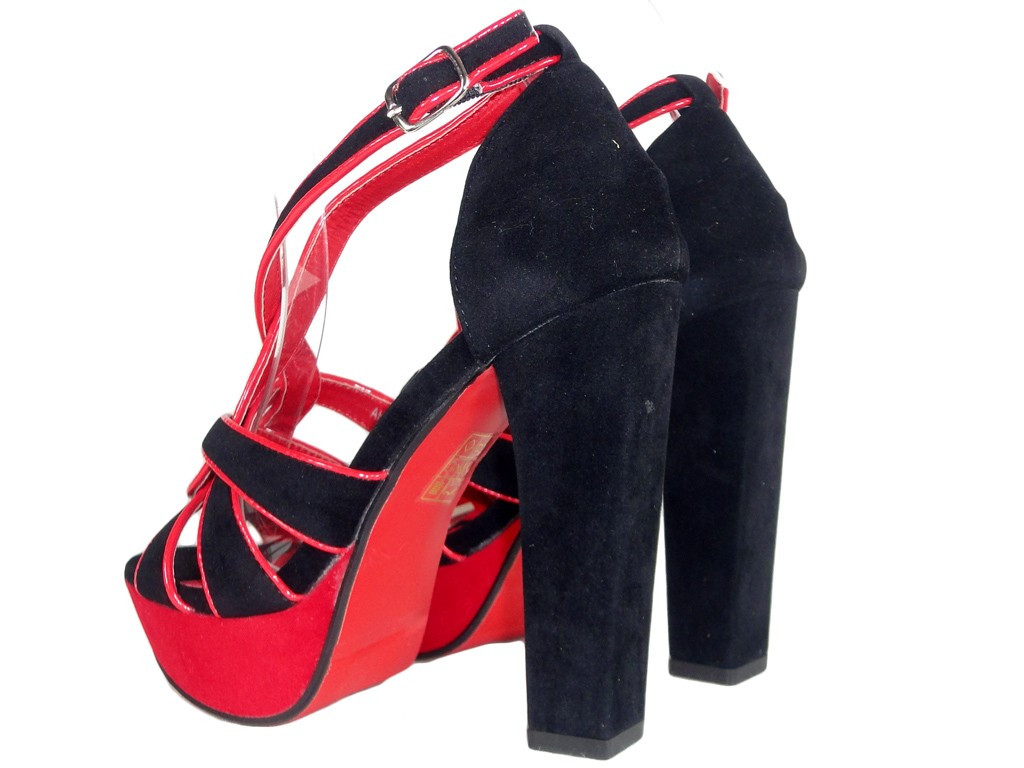 Sandales noires et rouges sur un poteau avec une ceinture - 4