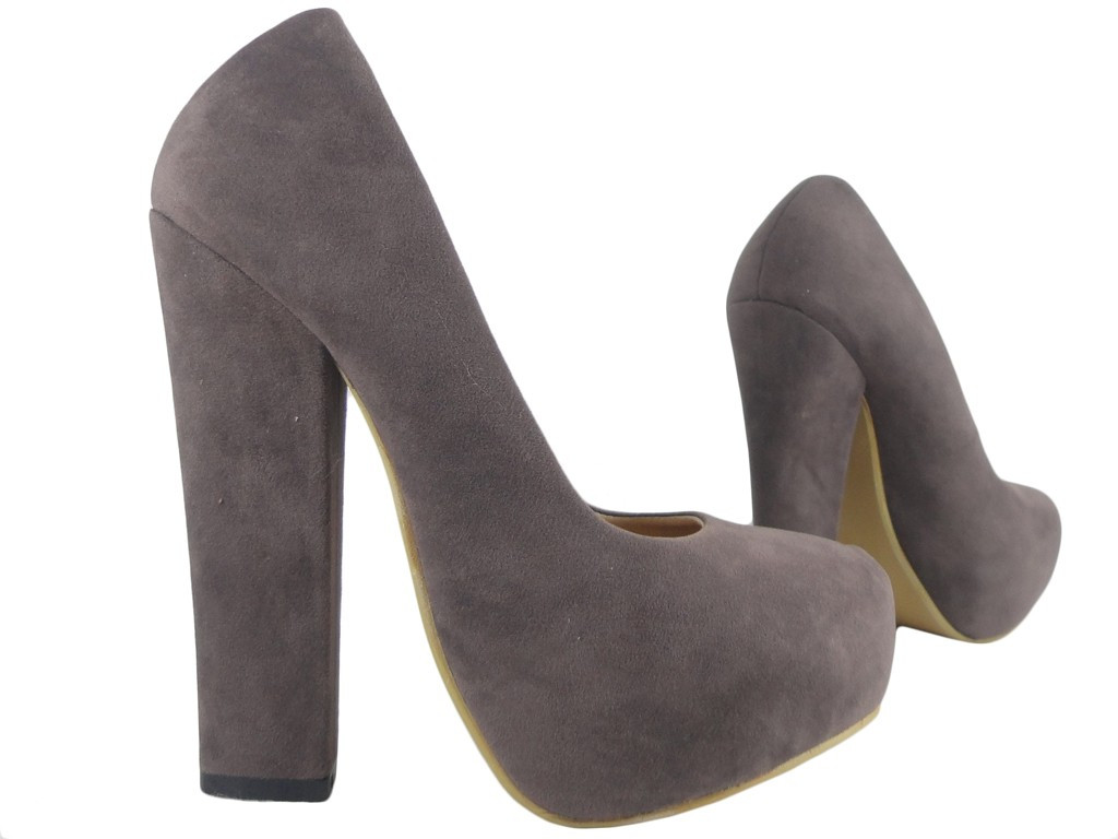 Graue Stilettos auf den Wildlederschuhen - 3
