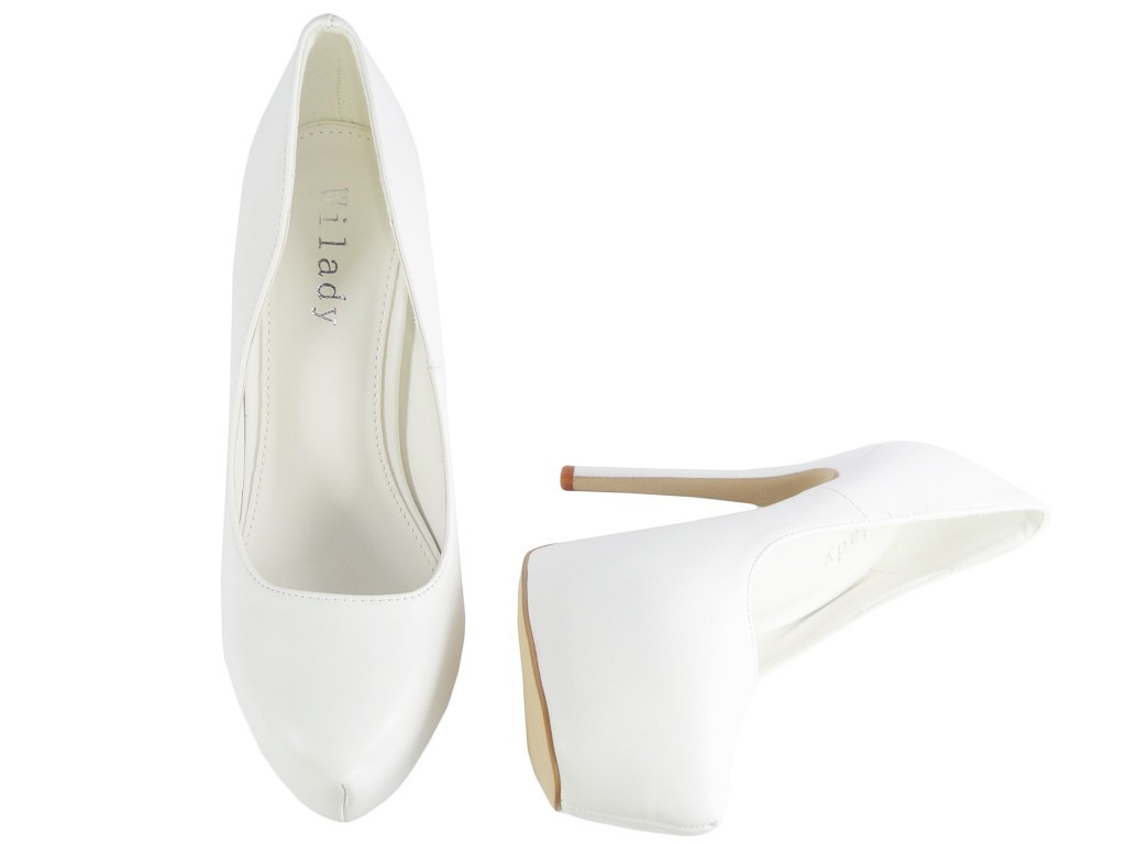 Des épingles blanches sur la plate-forme des chaussures de mariage mates - 2