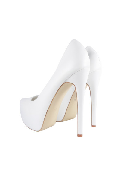 Des épingles blanches sur la plate-forme des chaussures de mariage mates - 4