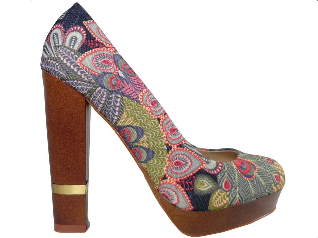 Stöckelschuhe auf der Plattform. Bunte Schuhe - 1