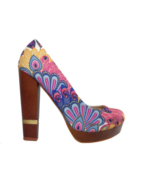Les chaussures des femmes sur le poteau de la plateforme - 1