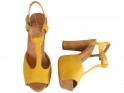 Sandale cu platformă din piele de căprioară galbenă, cu toc înalt - 2