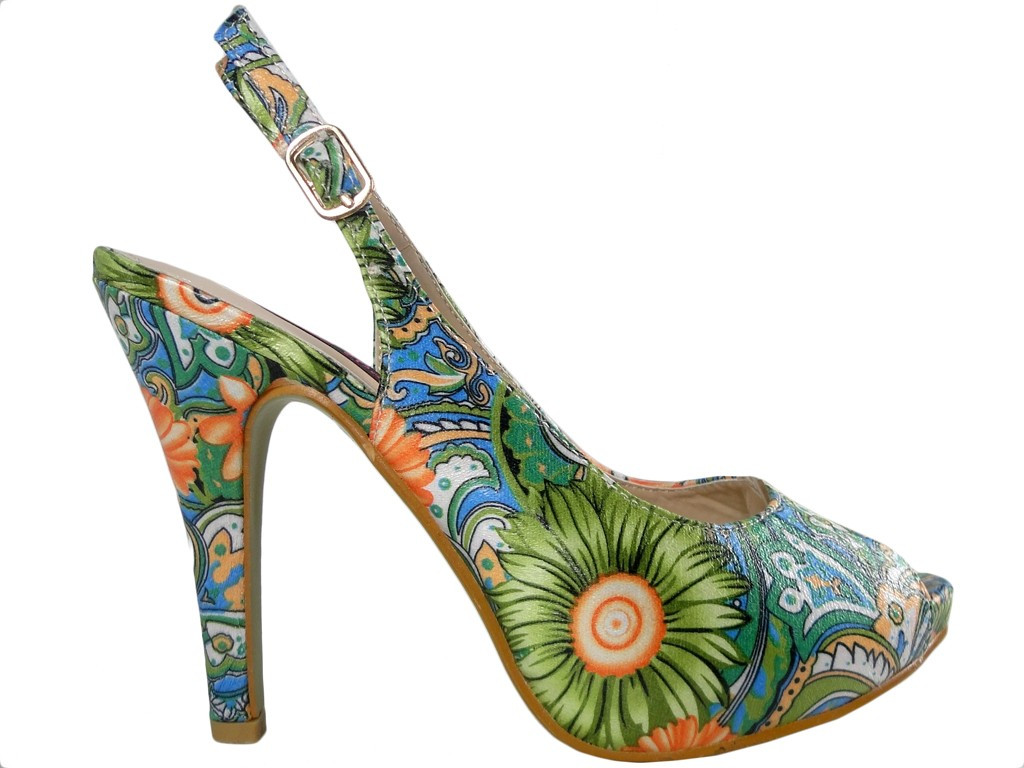 Bunte Sandalen auf einem hohen Absatz und Plateauschuhe mit Blumen - 1