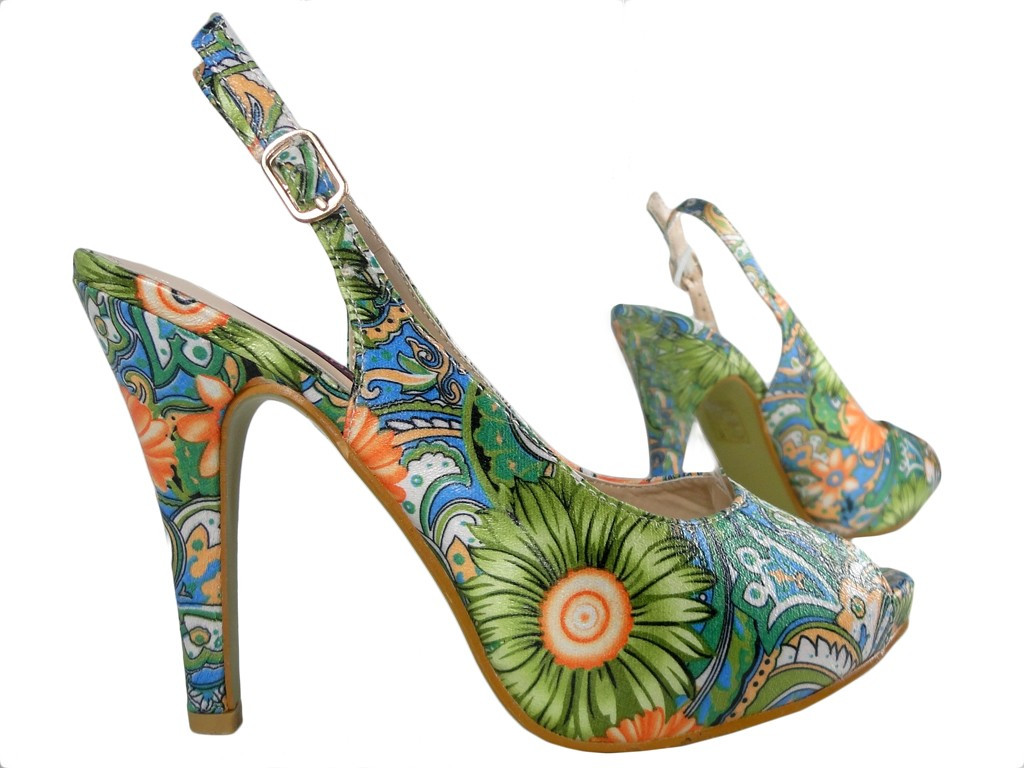 Bunte Sandalen auf einem hohen Absatz und Plateauschuhe mit Blumen - 2