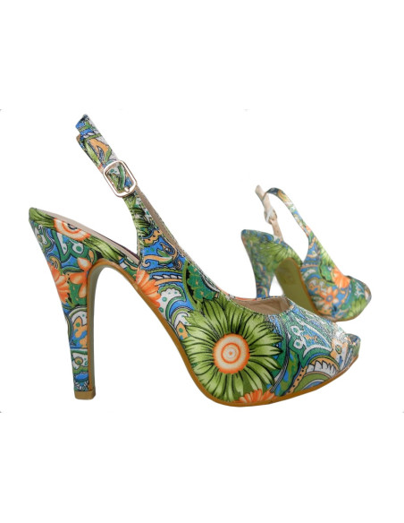 Bunte Sandalen auf einem hohen Absatz und Plateauschuhe mit Blumen - 2