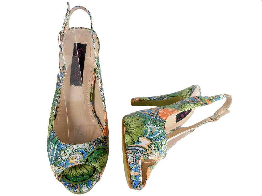 Bunte Sandalen auf einem hohen Absatz und Plateauschuhe mit Blumen - 3