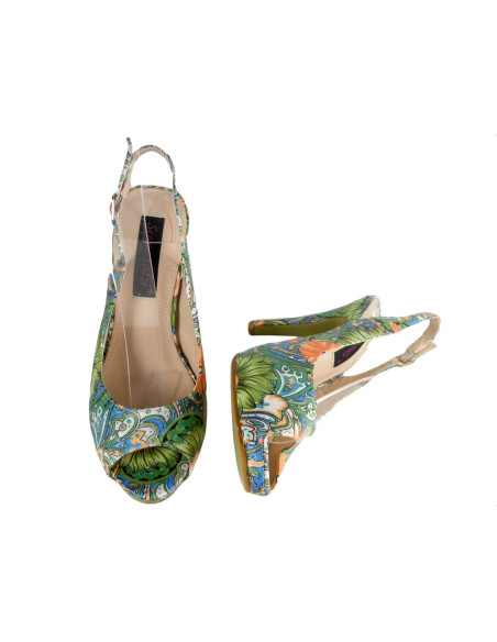 Bunte Sandalen auf einem hohen Absatz und Plateauschuhe mit Blumen - 3