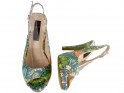 Kolorowe sandałki na szpilce i platformie buty w kwiaty - 3
