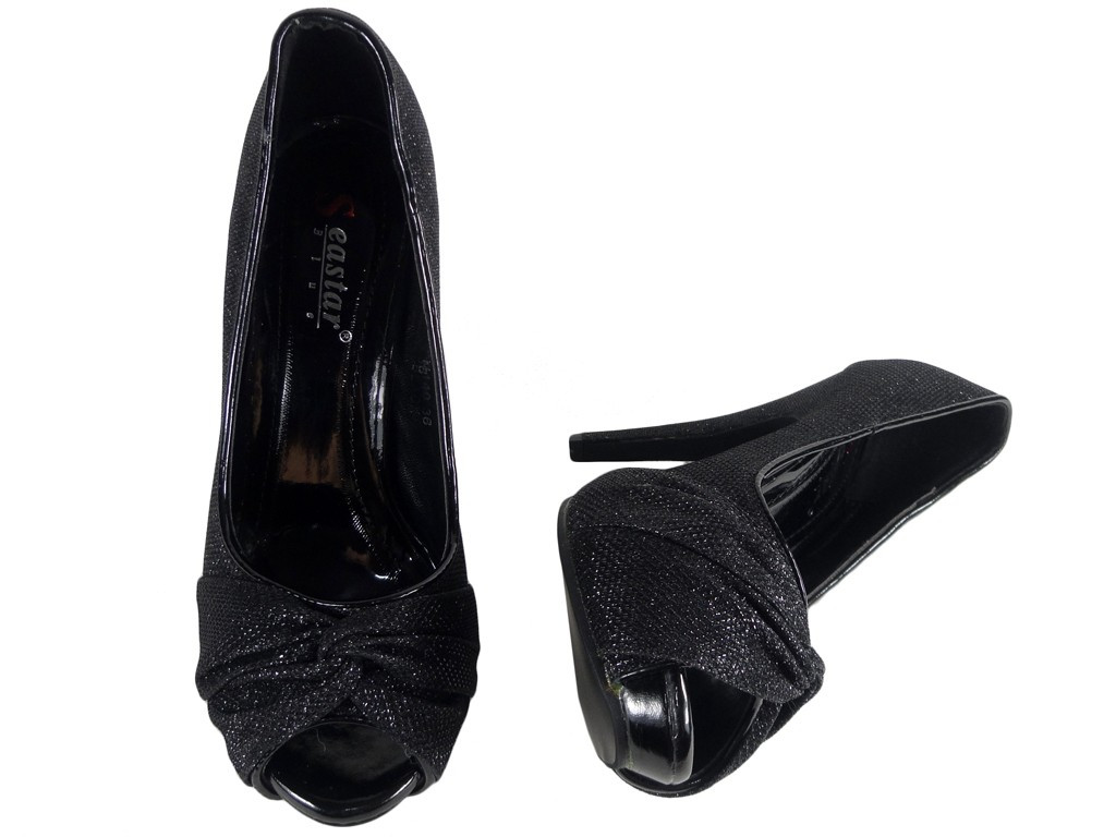 Des épingles à chaussures noires sur la plateforme ont exposé les piquets - 2