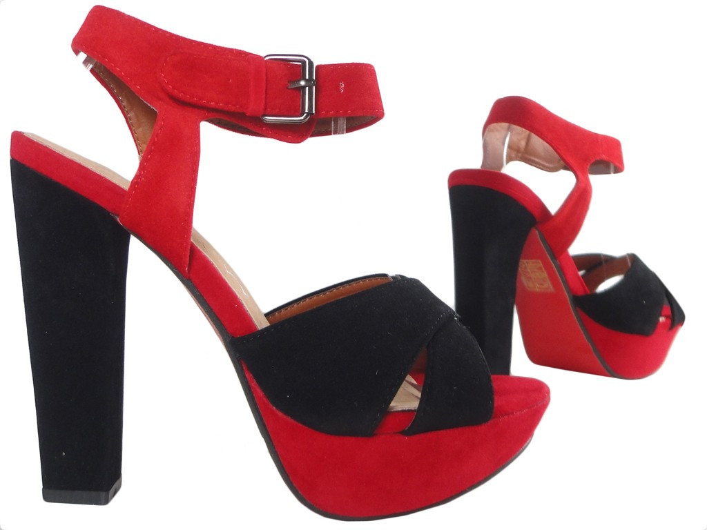 Sandales rouges et noires sur la plateforme à chaussures du poste - 3