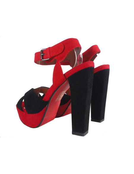 Sandales rouges et noires sur la plateforme à chaussures du poste - 4