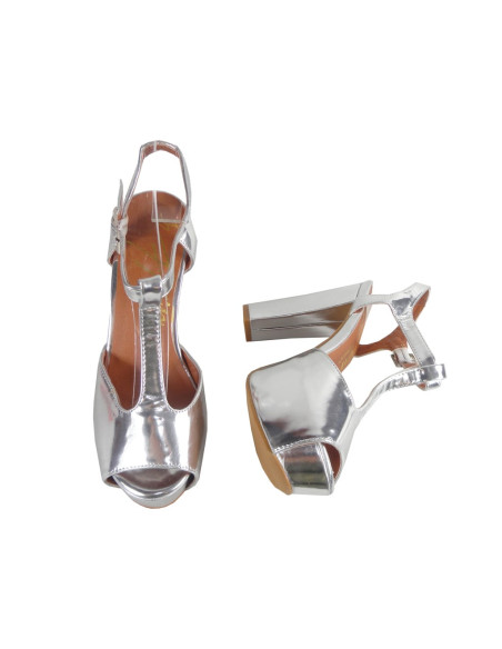 Silberne Damensandalen auf dem Pfosten - 2