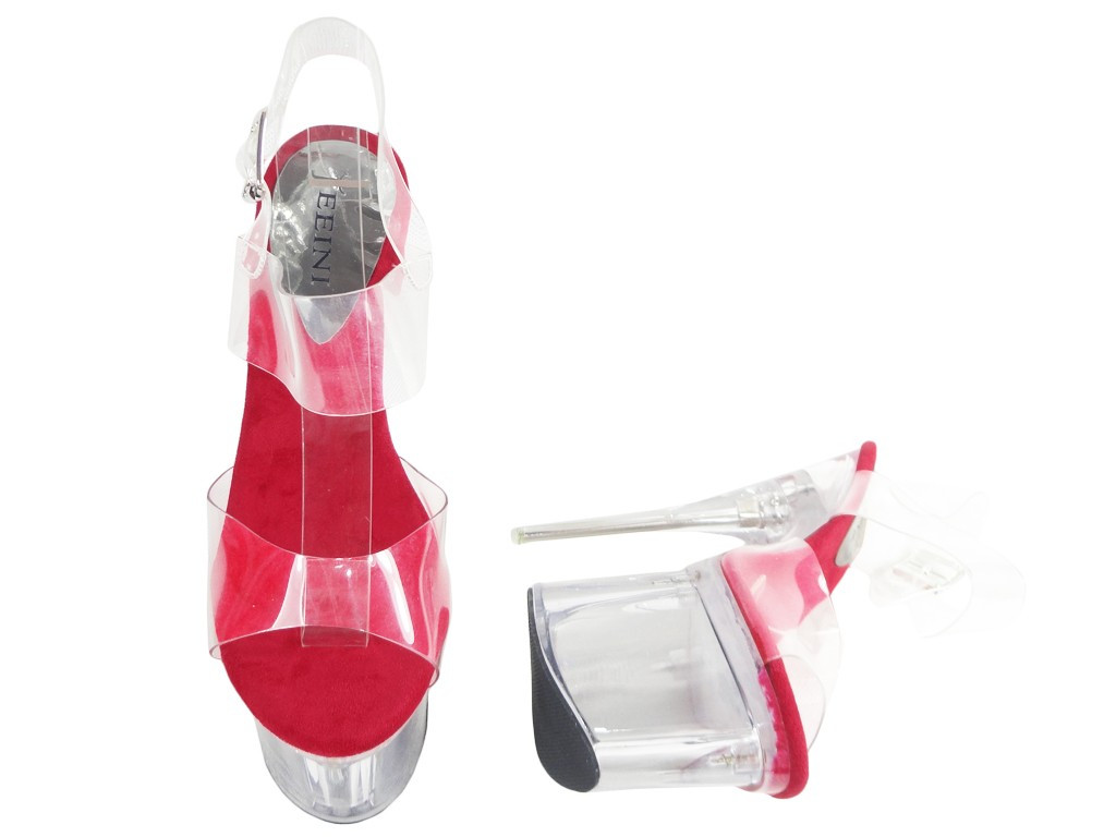 Des épingles de verre transparentes sur la plateforme des bottes  - 2