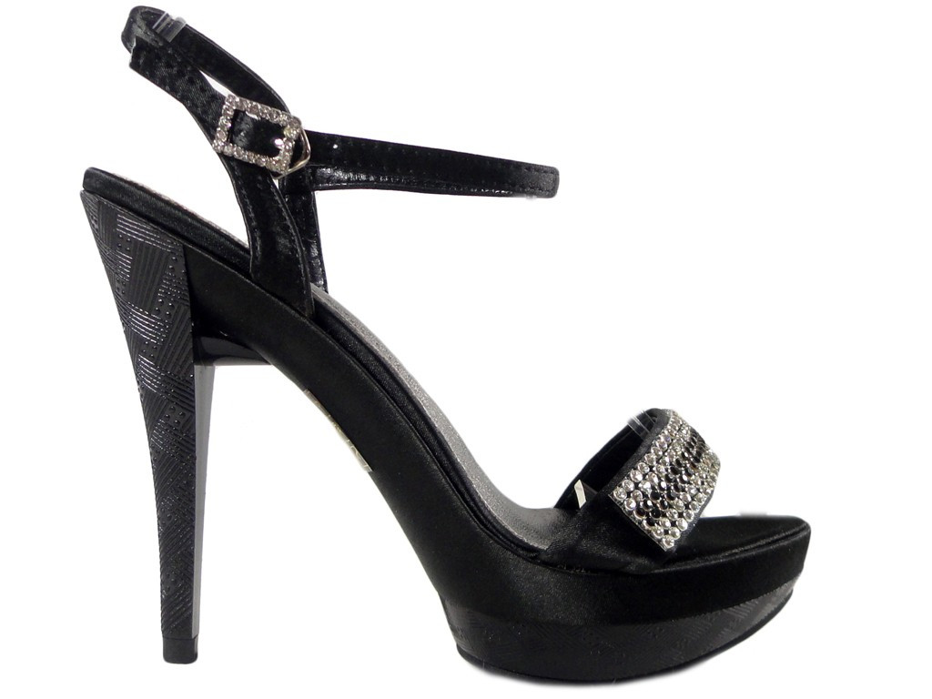 Schwarze Sandalen auf einem Zirkonia-Schuhstift - 1