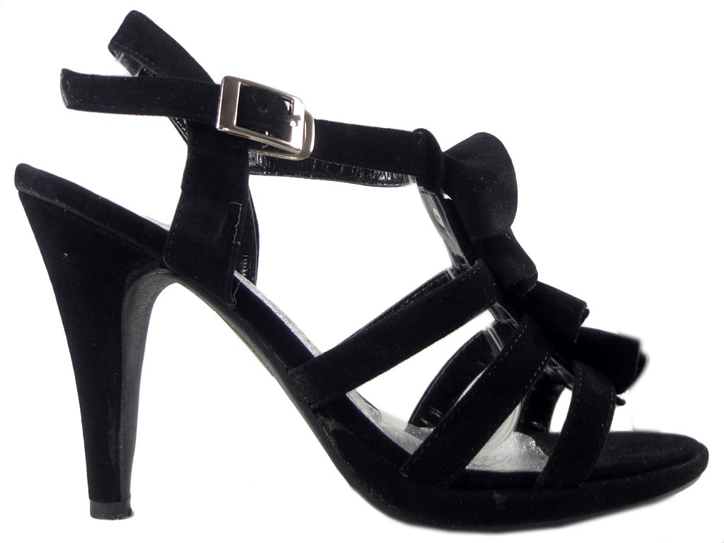 Sandales à chevilles en daim noir : des bottes élégantes - 1