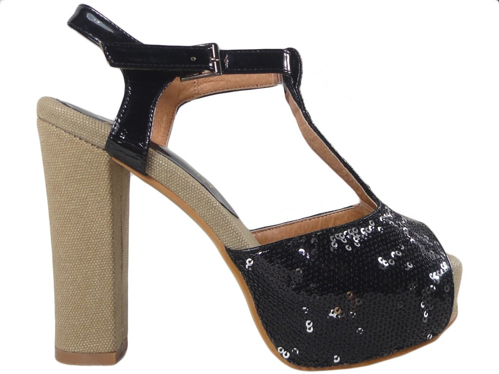 Des sandales noires sur la plateforme et un bloc de paillettes - 1