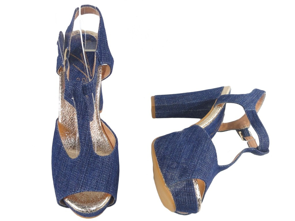 Sandales en jeans bleues sur la plateforme du pôle - 2