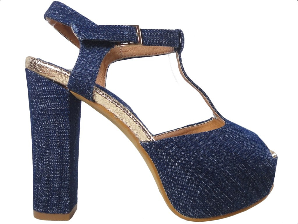 Blaue Jeanssandalen auf einer Pfostenplattform - 1