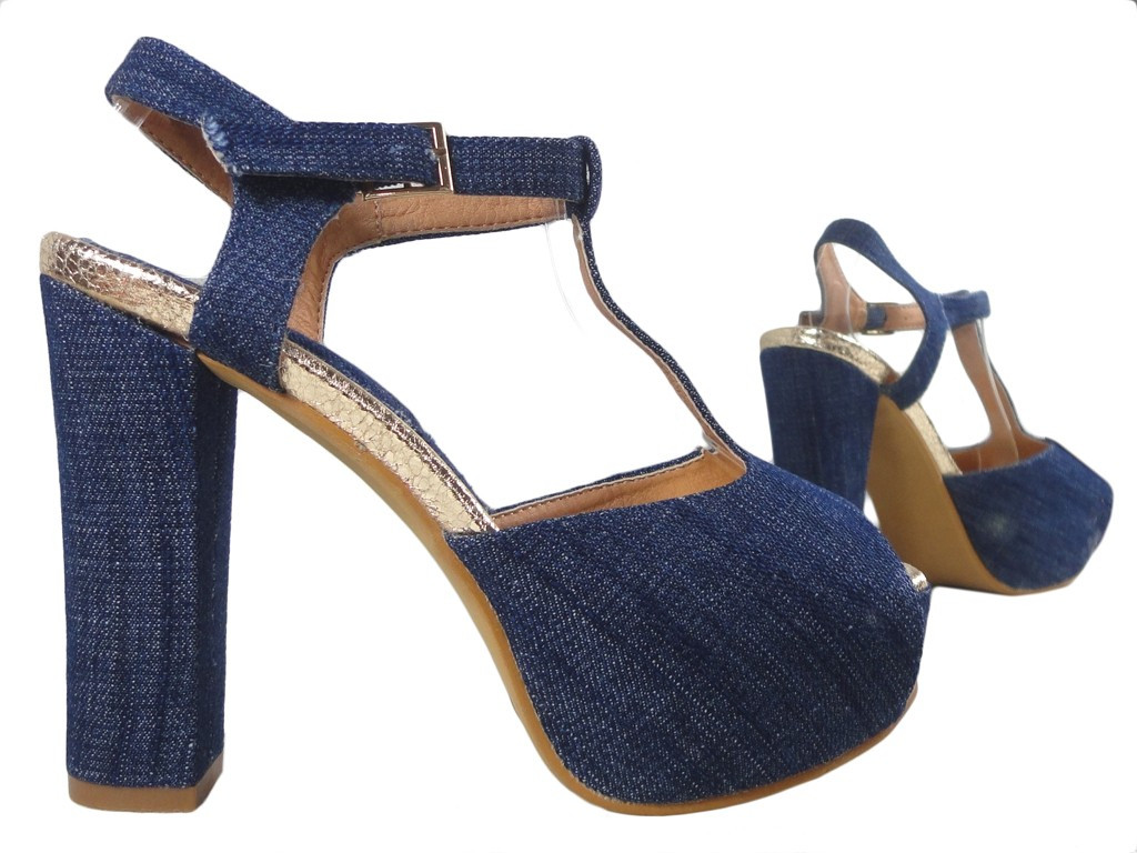 Sandales en jeans bleues sur la plateforme du pôle - 3