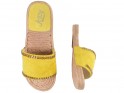 Žluté dámské pantofle s plochými botami ze zirkonu - 2