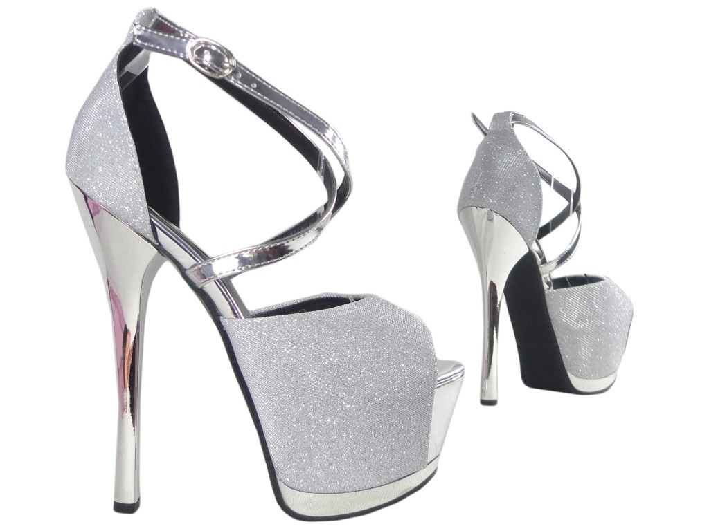 Sandales en argent sur les tiges de chaussures sur la plateforme - 3