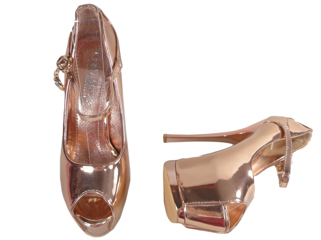 Zrcadlové zlaté kolíky na plošině - 2