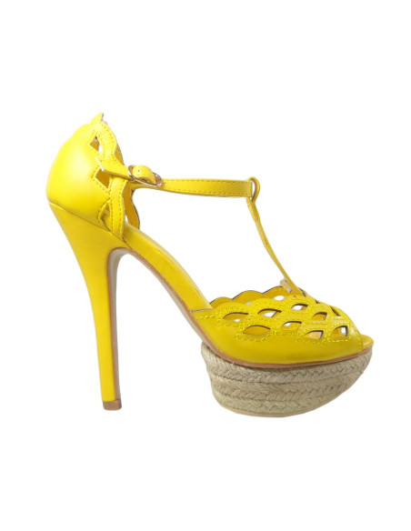 Sandales jaunes sur les tiges de chaussures sur la plateforme - 1