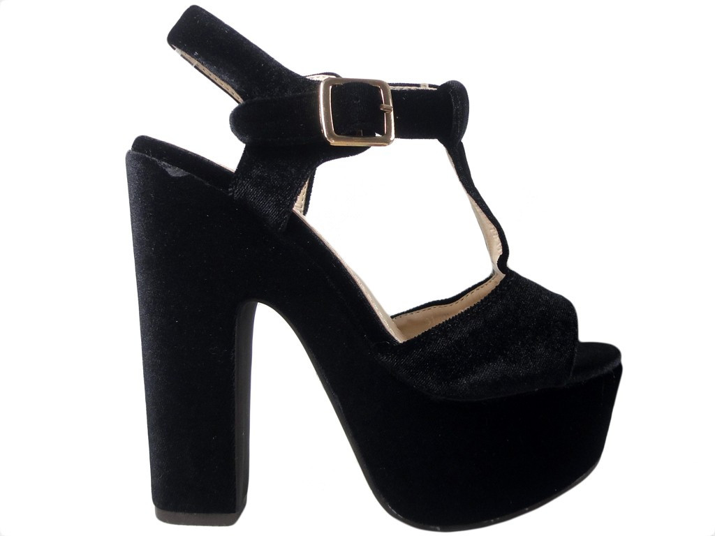 Schwarze Sandalen auf der Plattform der Stempelschuhe - 1