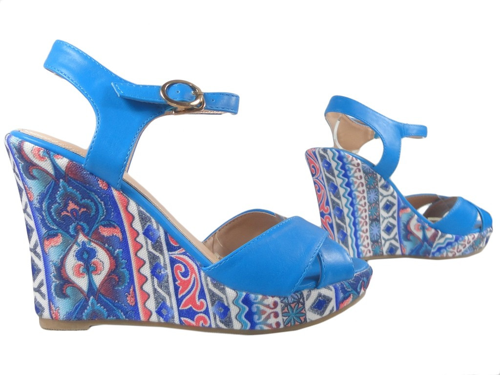 Blaue Sandalen auf Sommerschuhen mit Keilen - 3