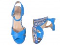 Blaue Sandalen auf Sommerschuhen mit Keilen - 2