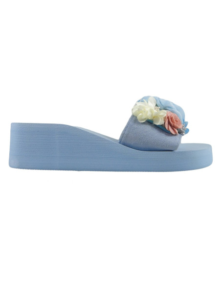 Des tongs bleues sur les mouillages - 1