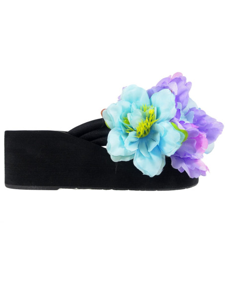 Schwarze Flip-Flops auf einem Keil-Flip-Flop - 1