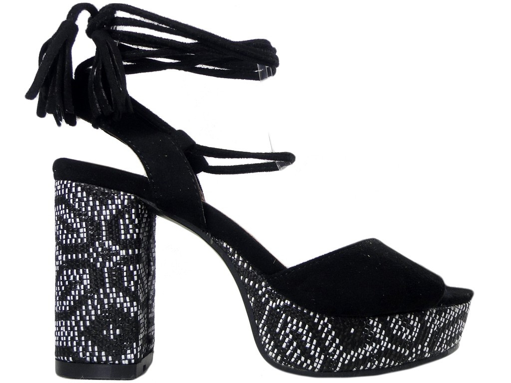 Sandales noires pour femmes sur un poteau de style bohème  - 1