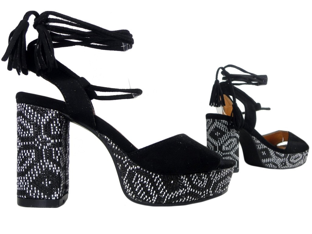 Sandales noires pour femmes sur un poteau de style bohème  - 3