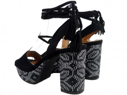 Sandale negre pentru femei pe o postare în stil Boho - 2