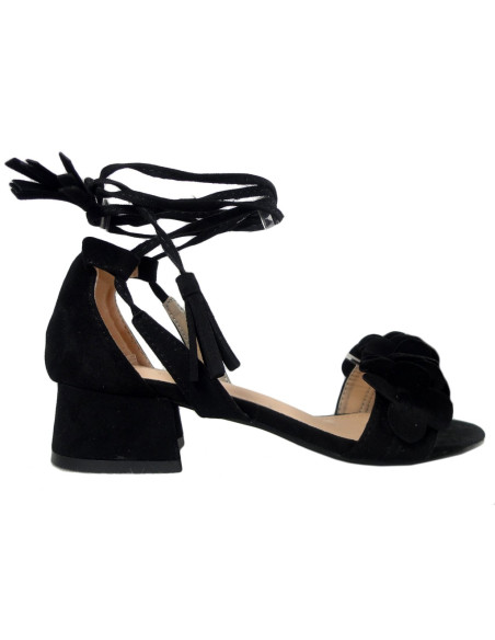 Schwarze Damensandalen auf einem Pfosten gebunden - 1