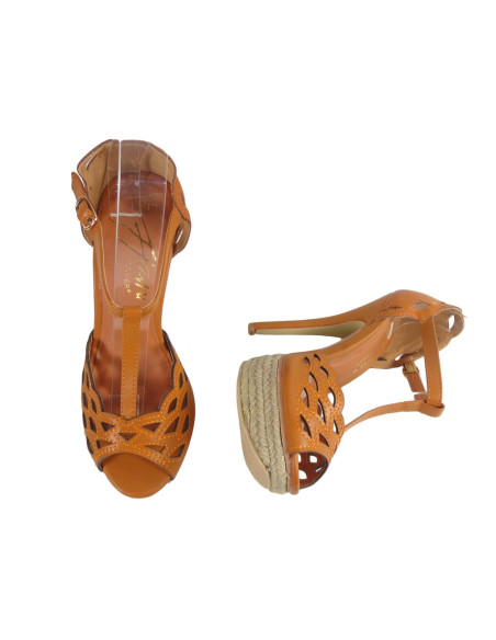Braune Sandalen auf Plateauschuhen mit hohen Absätzen - 2