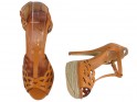 Sandales brunes sur les tiges de chaussures sur la plateforme - 2