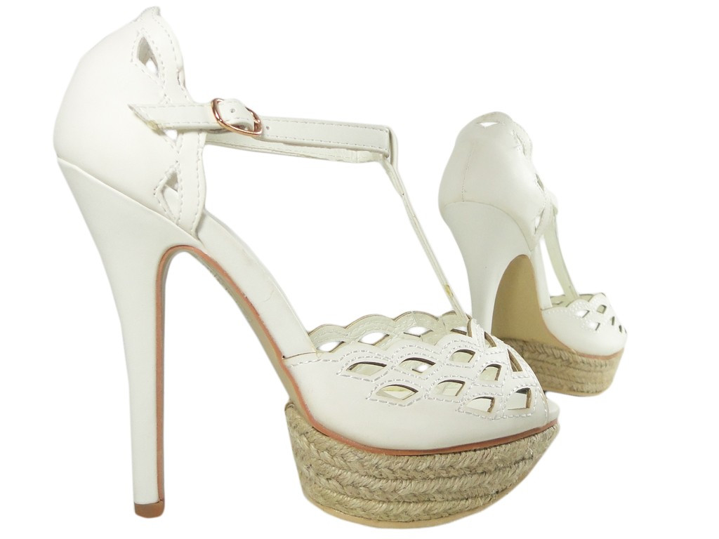 Sandales blanches sur les tiges de chaussures sur la plateforme - 3
